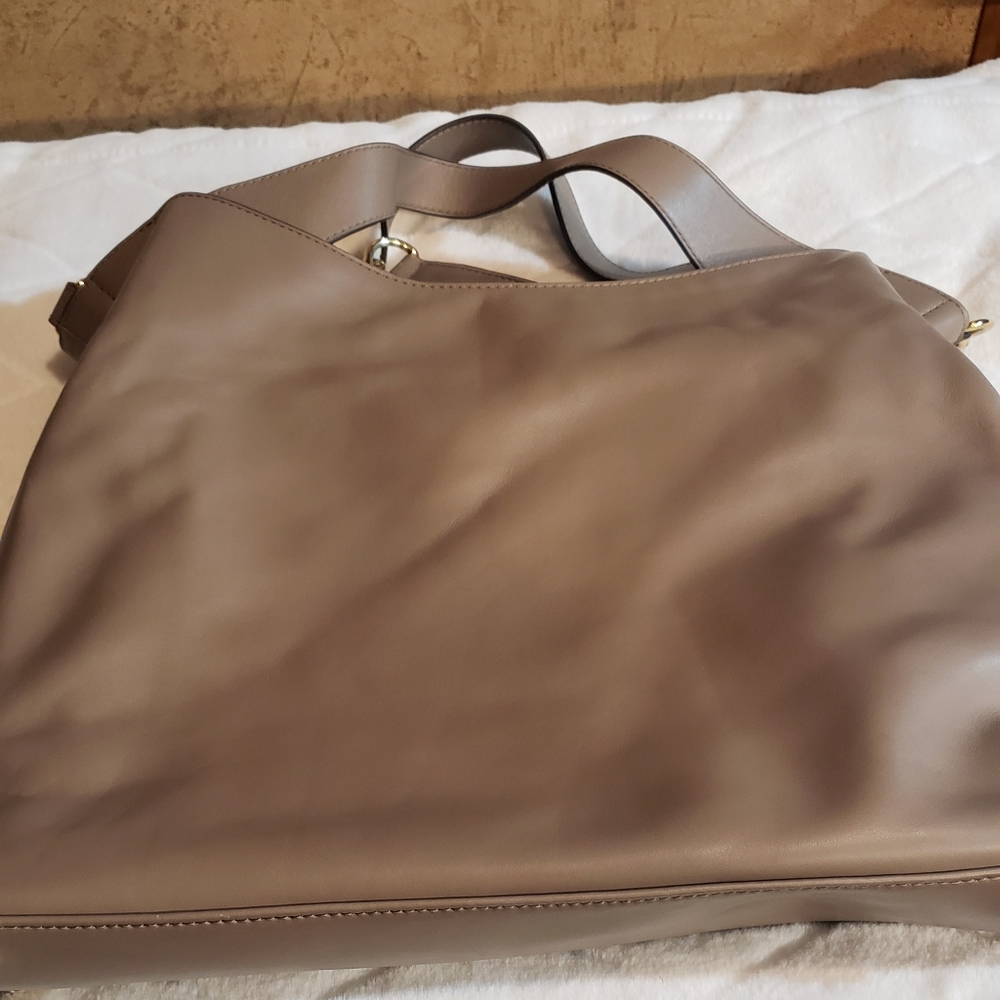 Handbags - Picture 3 of 8